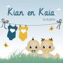 Rompertjes aan de waslijn - Aziatische tweeling jongen-meisje voor
