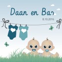 Rompertjes aan de waslijn - tweeling jongens lichte huidskleur voor