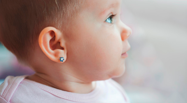 Archeologisch Kinderen Zichtbaar Wel of geen gaatjes laten schieten in oren van je baby?